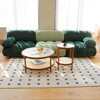 Ensemble table basse de ferme moderne, tables gigognes rondes en bois et tables d'appoint.