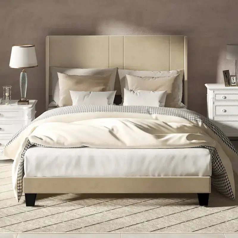 Cadre de lit Queen rembourré avec tête de lit en velours beige et oreilles.